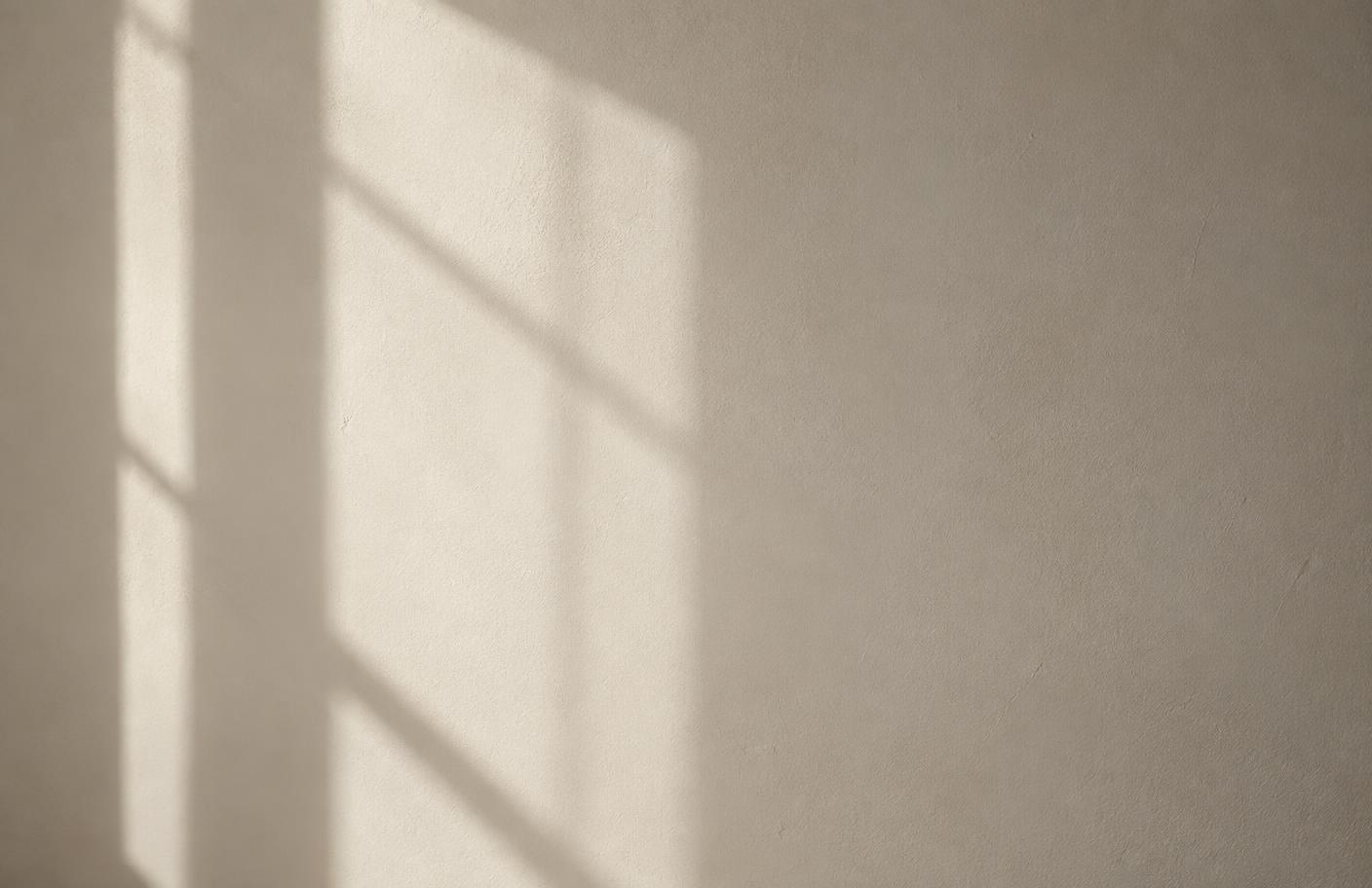 Fensterlicht an einer warmen Wand